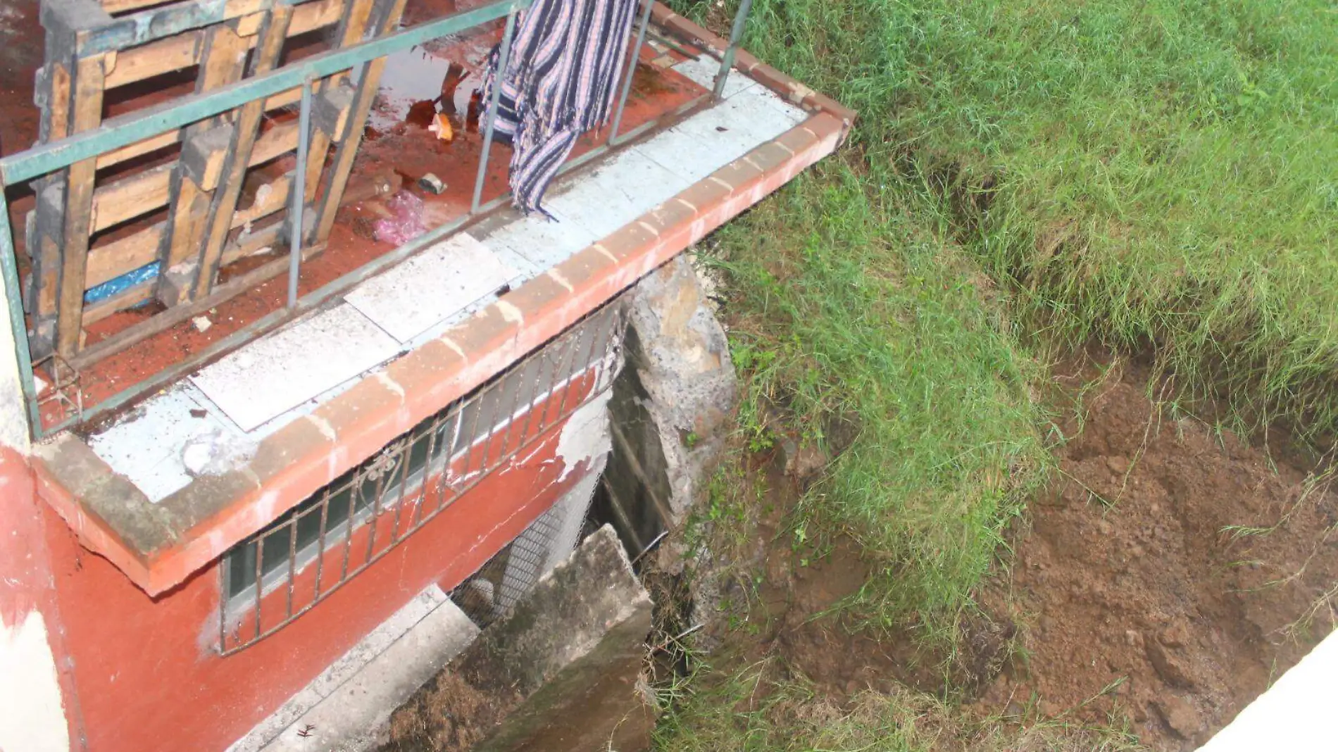 Muro de contención causó daños en un edificio de Xalapa 2000